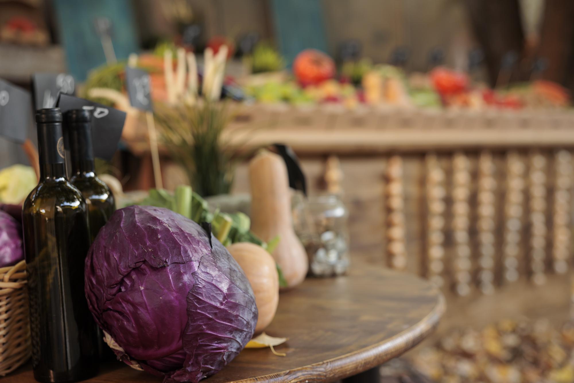 Banco con ingredienti stagionali