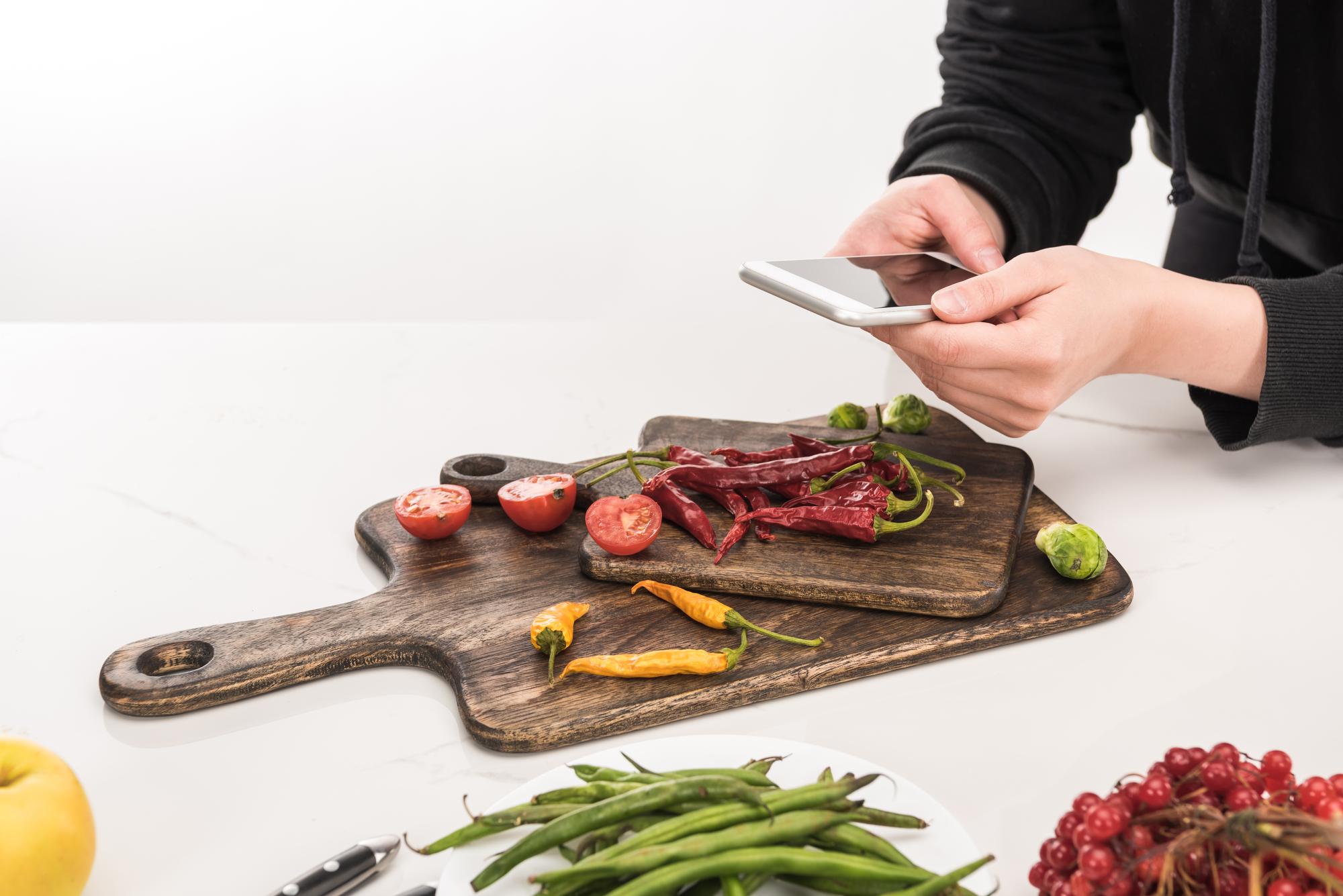 Chef locale che prepara una tavola rustica